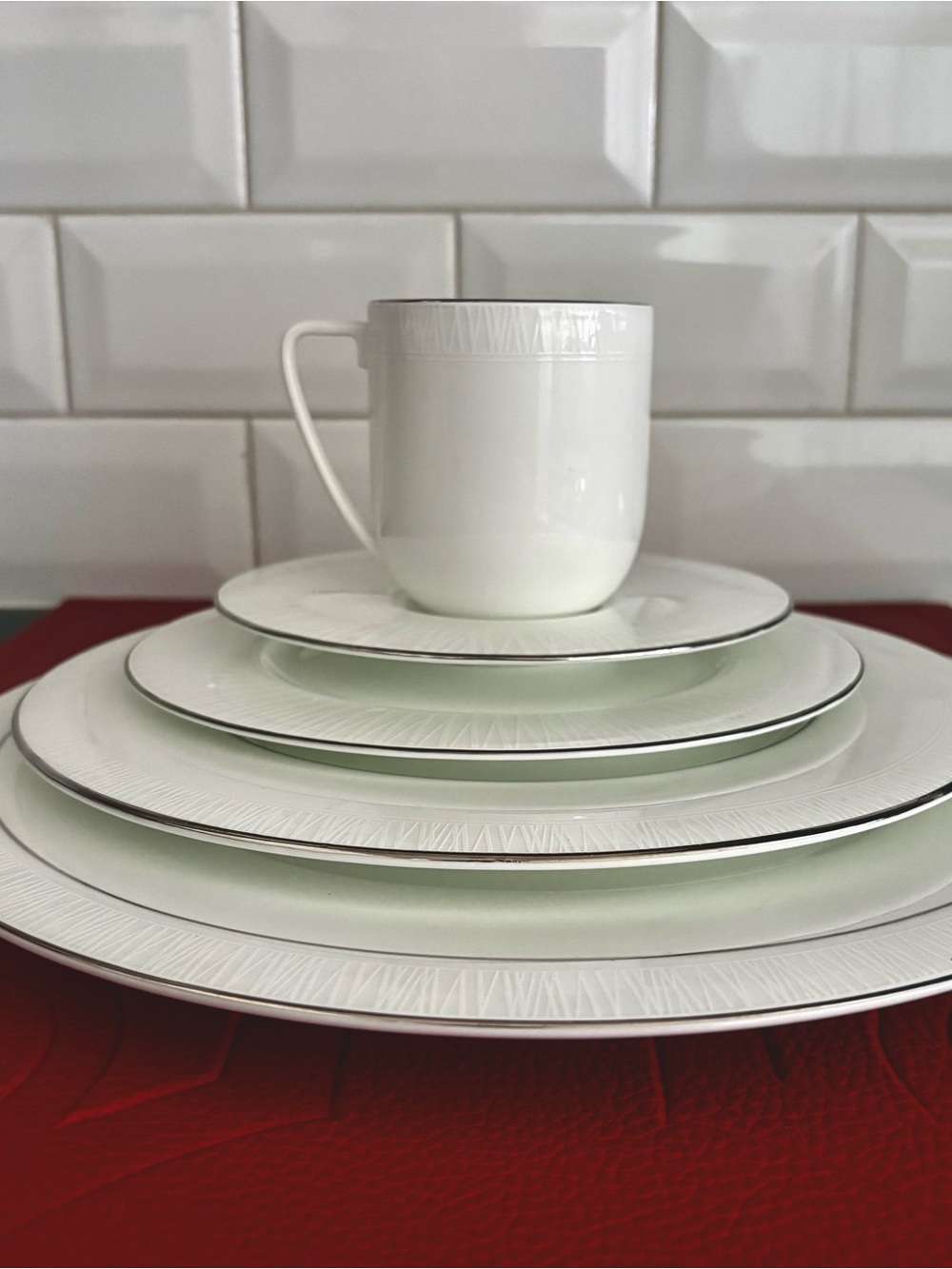 Vera Wang Modern Graphic Silver & White 5 Piece Place Setting NEW !